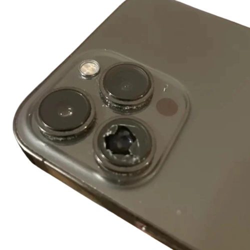 カメラレンズ割れの状態を示すiPhoneの写真